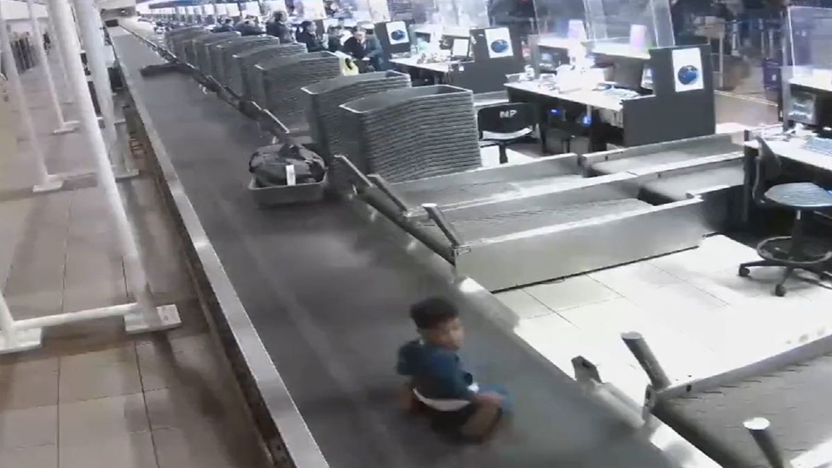 Krasojízda mezi kufry. Tříletý chlapec uvázl na chilském letišti v labyrintu zavazadlových pásů